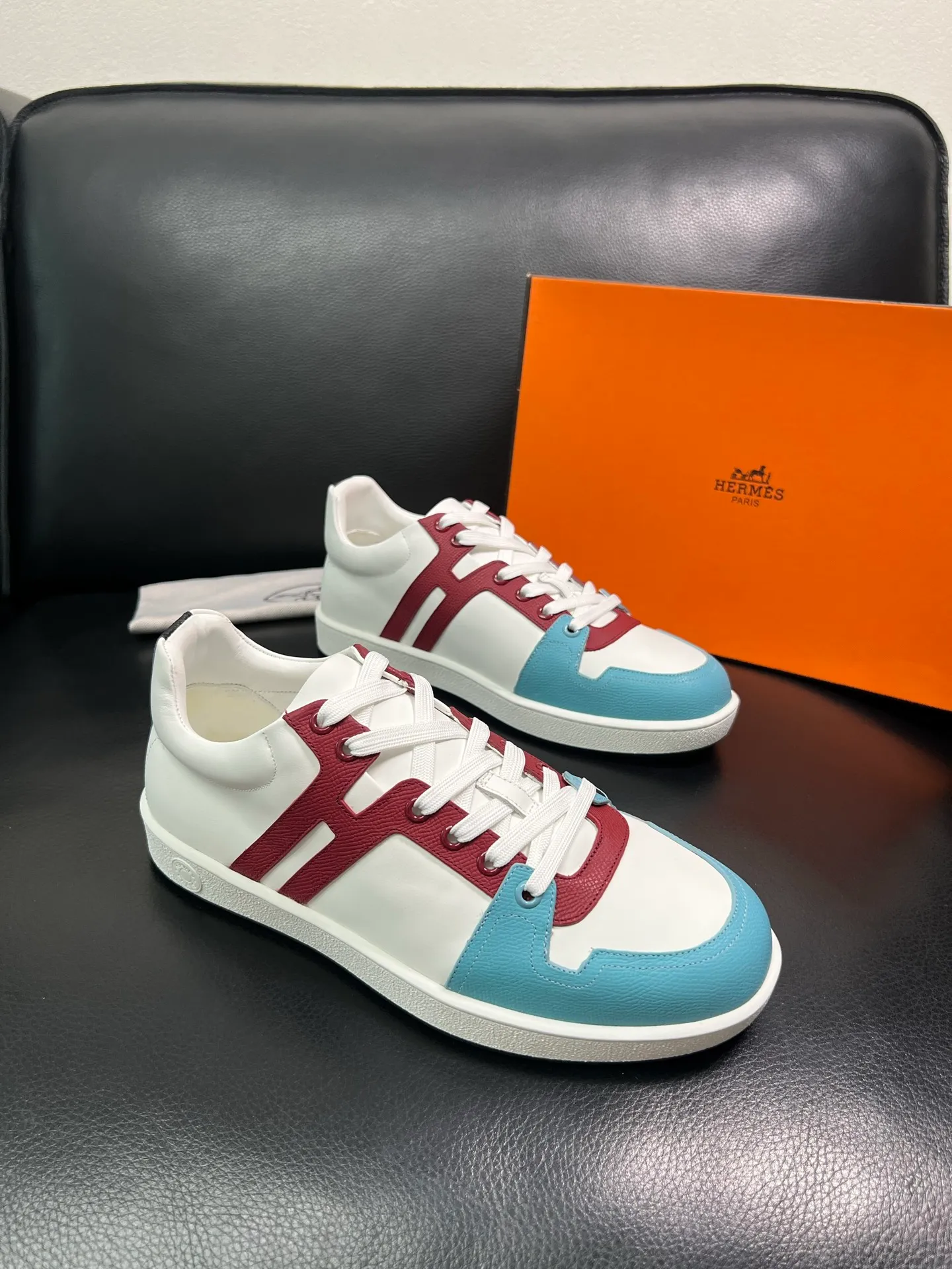 Men's shoes 💰700 Hermes Top Purchasing Agent Hermes counters are on sale at the same time with original factory configuration, original cowhide fabric imported from Italy, high-quality splicing technology, fully imported water-dyed cowhide lining, soles: original soles specially provided by the original factory are super comfortable, the original factory and single goods are of high quality, welcome to compare at the same time at the counter, code number 38-44 (customized 45 46) 85851